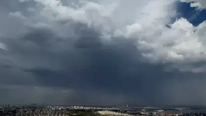 İstanbul'da sağanak yağış hayatı olumsuz etkiledi: AKOM ve Meteoroloji'den yeni uyarılar geldi