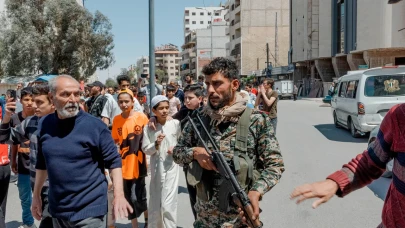 İsrail, Suriye'de 50’den fazla noktayı hedef aldı: En az 75 ölü