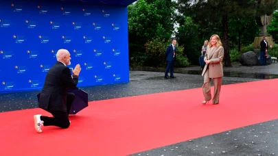 Arnavutluk Başbakanı Rama, ayakkabıları ve Meloni önünde diz çökmesiyle gündemde