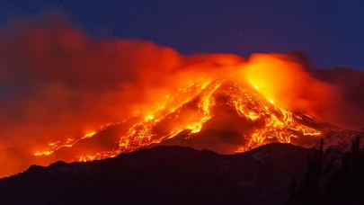 Etna Yanardağı kül ve lav püskürttü