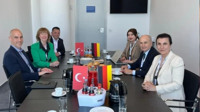 Almanya’da Ekrem İmamoğlu’na ayakta alkışlı destek: Hannover’de duygusal anlar