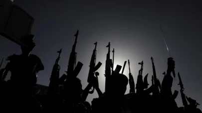 İsrail, Yemen’i bir kez daha vurdu: 10’dan fazla hedefe 48 bomba