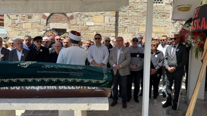 Fotoğraf sanatçısı Sırrı Göçen, Eski Foça'da son yolculuğuna uğurlandı