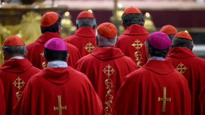 Vatikan’da beklenen gün geldi: Kapılar kapanıyor, telefon sinyalleri kesiliyor