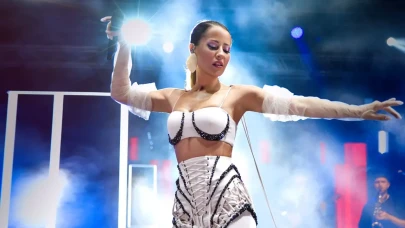 Derya Uluğ, İzmir konserinde korku dolu anlar yaşadı: "Bu şahıs normal değil!"