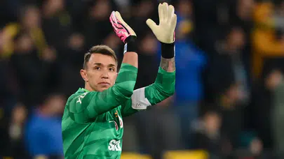 Muslera Galatasaray'a gözyaşları içerisinde veda etti
