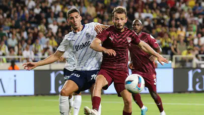 Fenerbahçe Mersin’de 10 kişi kaldı: Mert Müldür'den sezonun ilk kırmızı kartı