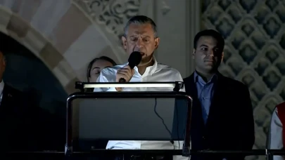 Özgür Özel, Beyazıt Meydanı'nda düzenlenen mitingde İmamoğlu için toplanan imza sayısını açıkladı