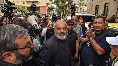 Ermenistan'da, Başpiskopos Galstanyan 'darbe planladığı' iddiasıyla gözaltına alındı