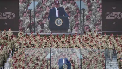 Donald Trump Fort Bragg’ta kurşun geçirmez cam arkasından konuştu, göstericilere sert tepki verdi