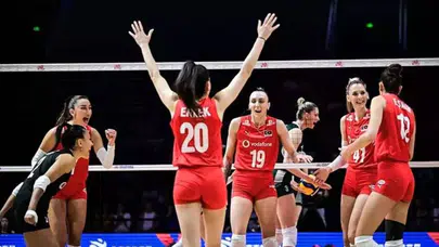 Filenin Sultanları, Polonya'yı final setinde 3-2 yenerek 3'te 3 yaptı!