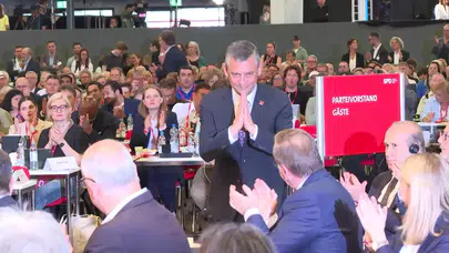 Özgür Özel, Berlin’de ayakta alkışlandı: Kurultay davası Erdoğan medyasının kumpası