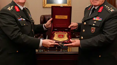 AK Parti'den kuvvet komutanlarının hizmet süresinin uzatılmasını da içeren kanun teklifi