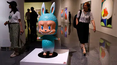 İnsan boyutundaki Labubu, Çin’de düzenlenen müzayedede rekor fiyata alıcı buldu!