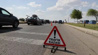 Hakkari’de askeri personel taşıyan midibüs devrildi: 12 yaralı