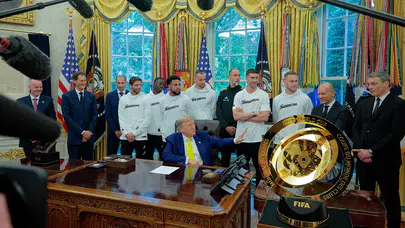 Beyaz Saray'da Juventus kulübünü ağırlayan Donald Trump, futbolculara trans sporcular hakkındaki fikirlerini garip bir üslupla sordu