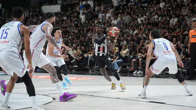 Yarı final serisinin ilk maçında Anadolu Efes, Beşiktaş'ı 90-87 yenmeyi başardı