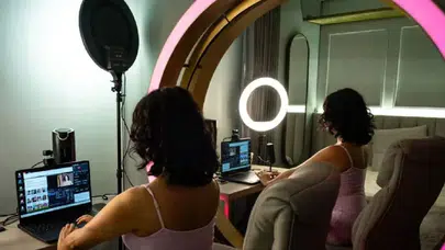 Seks yayınlarında ‘çocuk gibi ol’ baskısı: Genç modellerin sömürü hikayesi