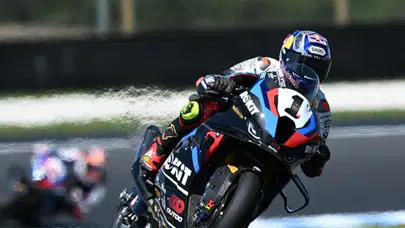 Toprak Razgatlıoğlu Emilia Romagna’da zafere ulaştı: Kazaların gölgesinde büyük geri dönüş!