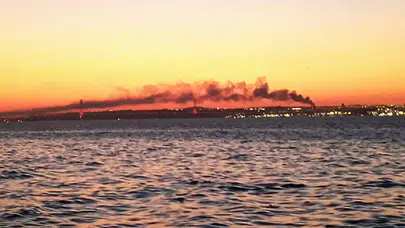 Kocaeli Gebze'de hurda depolama sahasında yangın: Dumanlar Karamürsel'den görüldü