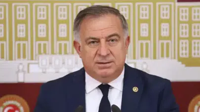 CHP’li Zeybek’ten AK Parti’ye sert tepki: Demokrasi ayıbını kutluyorlar