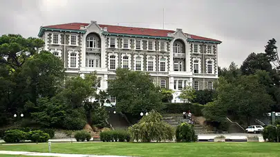 Boğaziçi Üniversitesi mezuniyet töreninde protesto: Öğrenciler atanmış bölüm başkanına sırtlarını döndü