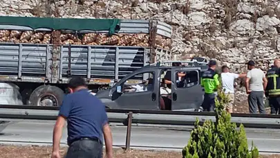 Adana'da feci kaza: TIR'a arkadan çarpan araçtaki 5 kişi hayatını kaybetti