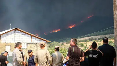 Sakarya'dan Bilecik’e sıçrayan orman yangını büyüyor: Selçik Köyü tahliye edildi