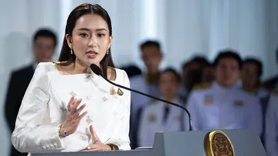 Eski Kamboçya lideri ile telefon görüşmeleri ortaya çıkmıştı: Tayland Başbakanı Shinawatra görevinden uzaklaştırıldı!