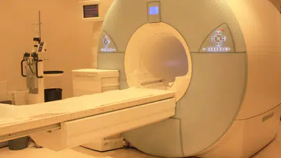 MR odasında trajedi: Metal kolye takan adam manyetik alana kapılıp hayatını kaybetti