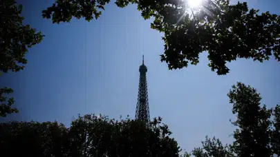 Fransa’da aşırı sıcaklar okulları kapatmaya zorladı: Paris’te trafik kısıtlamaları ve Eyfel Kulesi üst katı kapandı