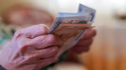 Yaşlı ve engelli aylıkları hesaplara yatırılmaya başlandı