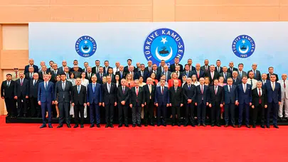 Kamu-Sen yönetimiyle görüşme gerçekleştiren Bahçeli, hatıra fotoğrafı da çektirdi