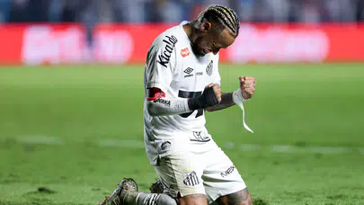 Neymar, sakatlık sonrası Santos formasıyla ilk golünü Flamengo'ya attı