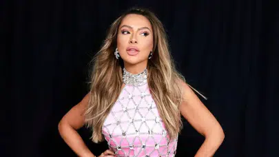 Hadise'nin Harbiye'deki sandalye dansı olay oldu: +18 olmalı konserleri