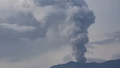Endonezya’da Lewotobi Yanardağı yeniden patladı: 4 binden fazla kişi tahliye edildi