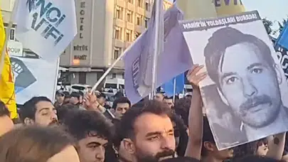 Polis, Saraçhane’de Mahir Çayan bayrağı taşıyan öğrencilere müdahale etti