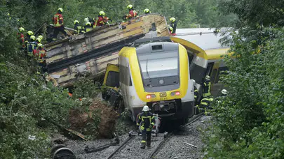 Almanya’da yolcu treni raydan çıktı: 3 ölü, 34 yaralı