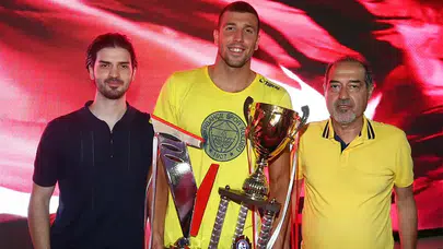 2023 Türkiye Arena Yüzme Şampiyonası kupası Galatasaray'dan alınıp Fenerbahçe'ye verildi