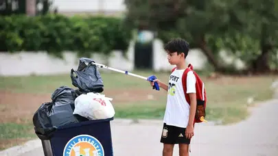 Mersinli Aras Kayretli'den örnek kampanya: "Takipçim kadar çöp topluyorum"