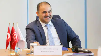 Sayan, “10 diploma” ve “iki doktora” tartışmalarına yanıt verdi