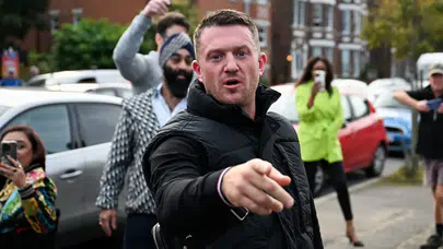 Britanya'da aşırı sağcı Tommy Robinson havalimanında gözaltına alındı