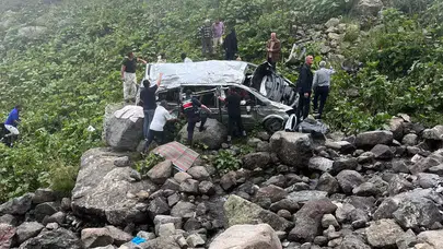 Trabzon'da turistleri taşıyan minibüsün uçuruma yuvarlanması sonucu 2 kişi öldü, 4 kişi yaralandı