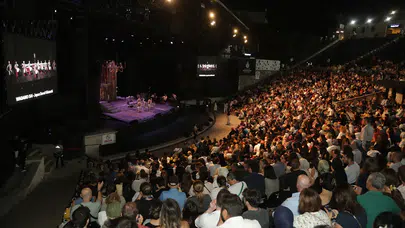 Şehir Tiyatroları'nın iddialı yapımları arasında yer alan 'Tartuffe' Harbiye'de tiyatroseverlerle buluştu