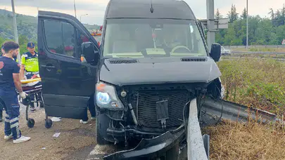 Şarkıcı Çağan Şengül ve vokal grubunu taşıyan minibüs bariyerlere saplandı