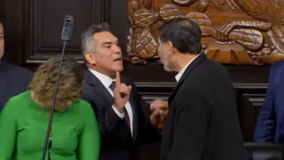 Meksika Senatosu’nda muhalefet lideri senato başkanına yumruk attı