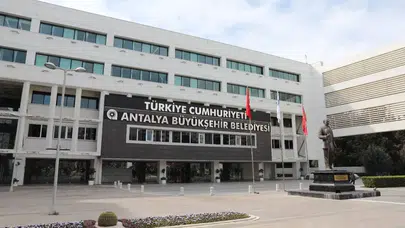 Antalya Büyükşehir Belediyesi’ne rüşvet operasyonu: 21 şüpheliden 8’i tutuklama talebiyle hâkimliğe sevk edildi