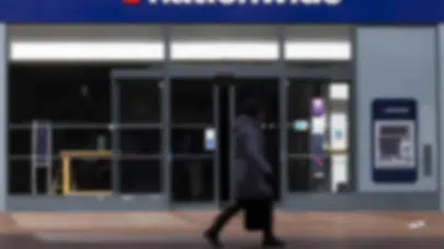 Ünlü banka 3 bin 500 kişiyi işten çıkarıyor!