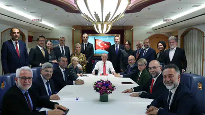 Uçakta gazeteciler ve soruları