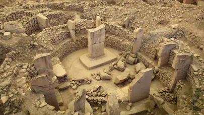Göbeklitepe'de duvara monte edilmiş insan heykeli bulundu!